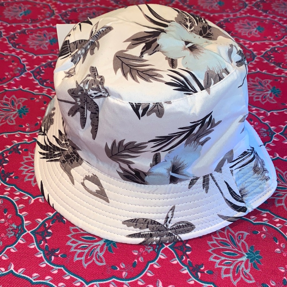 NWT Lulla Collection by Bindya Bucket Hat, White with Tropical Design.